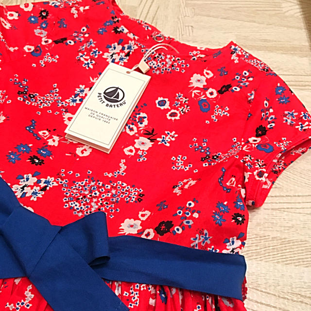 PETIT BATEAU(プチバトー)のプチバトー 17SS レッドフラワーワンピース 4ans 新品 キッズ/ベビー/マタニティのキッズ服女の子用(90cm~)(ワンピース)の商品写真