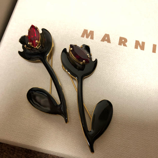 Marni(マルニ)のぴーすけ様専用MARNI マルニ フラワーモチーフブローチ 2こセット レディースのアクセサリー(ブローチ/コサージュ)の商品写真