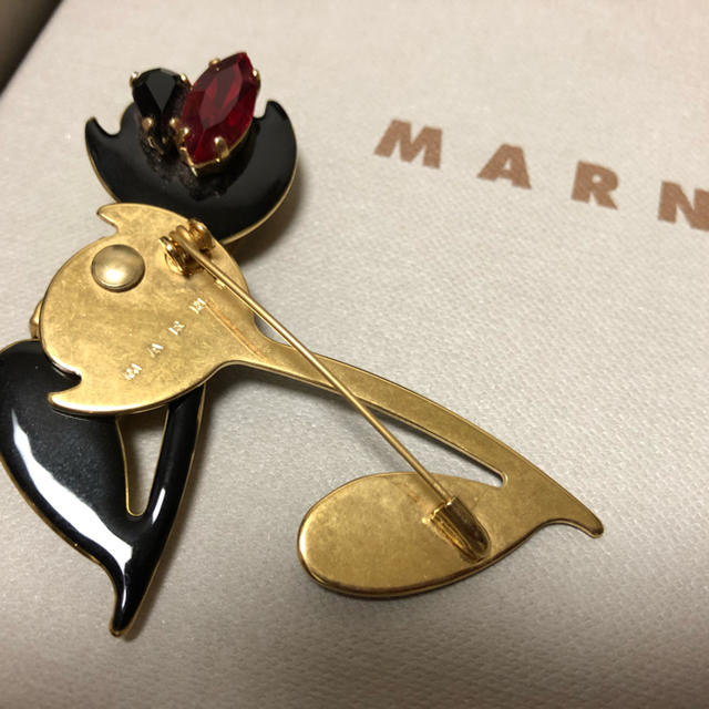 Marni(マルニ)のぴーすけ様専用MARNI マルニ フラワーモチーフブローチ 2こセット レディースのアクセサリー(ブローチ/コサージュ)の商品写真