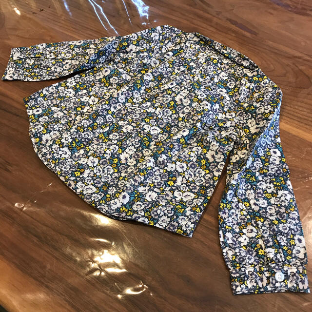 babyGAP(ベビーギャップ)のギャップ  小花柄 春 シャツ 80センチ キッズ/ベビー/マタニティのベビー服(~85cm)(シャツ/カットソー)の商品写真