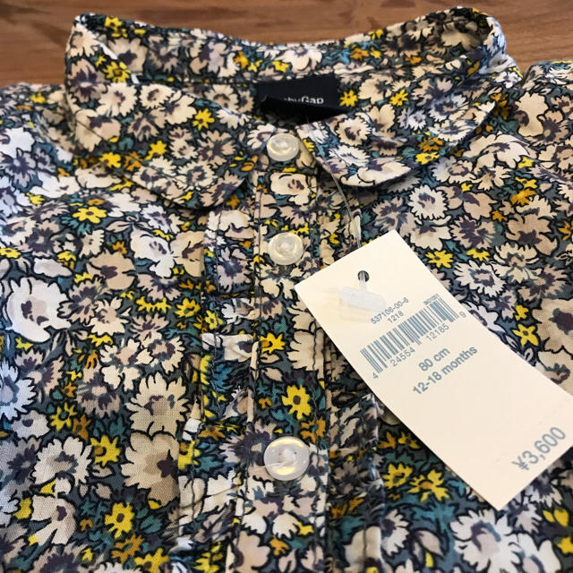 babyGAP(ベビーギャップ)のギャップ  小花柄 春 シャツ 80センチ キッズ/ベビー/マタニティのベビー服(~85cm)(シャツ/カットソー)の商品写真