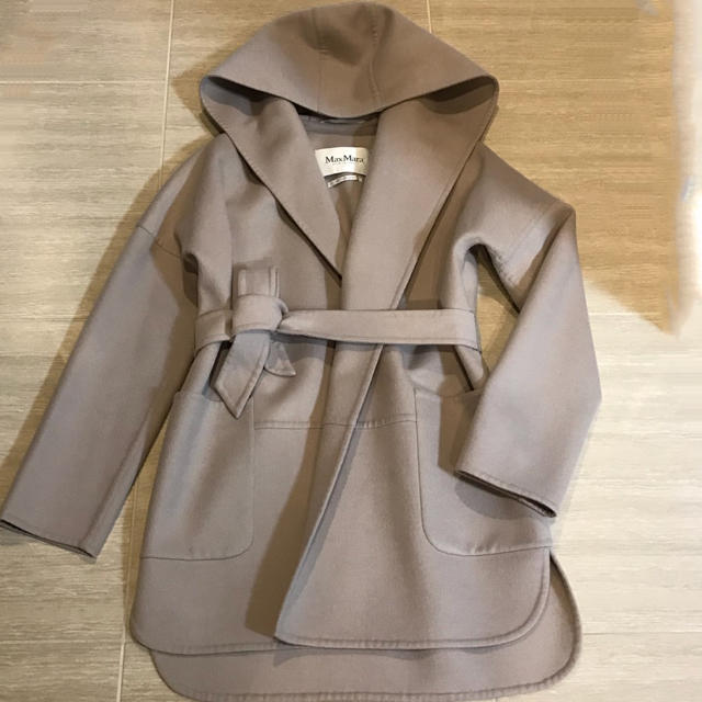 Max Mara(マックスマーラ)のMiyo様専用 マックスマーラ　グレージュ　フードコート　美品 レディースのジャケット/アウター(ロングコート)の商品写真