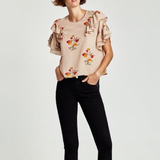 ザラ(ZARA)のZARA フリルスリーブブラウス 花柄 トップス(カットソー(半袖/袖なし))