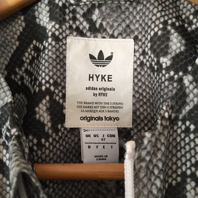 HYKE(ハイク)のHYKE adidas コラボ パイソン柄ナイロンブルゾン 0T レディースのジャケット/アウター(ブルゾン)の商品写真