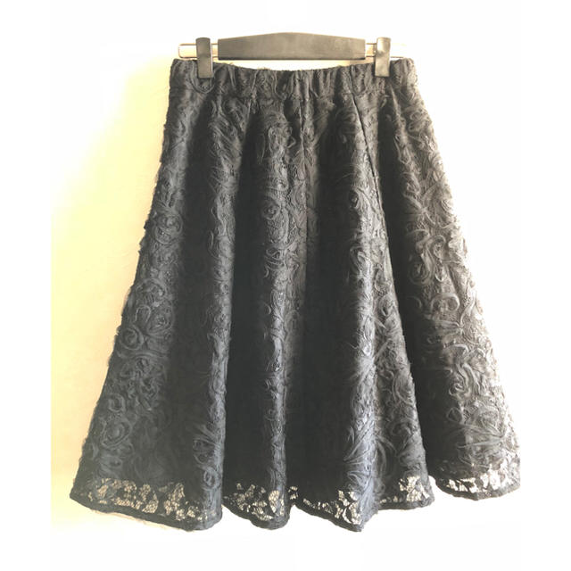 GRACE CONTINENTAL(グレースコンチネンタル)の美品グレースコンチネンタル  チュール刺繍フレアースカート38ブラック レディースのスカート(ひざ丈スカート)の商品写真