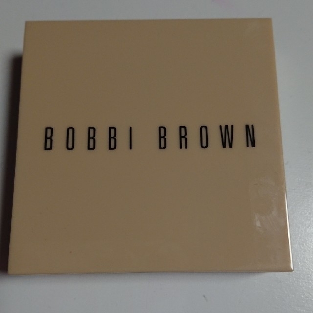 BOBBI BROWN(ボビイブラウン)のボビイブラウン フィニッシュイルミネイティングパウダーとブラシのセット コスメ/美容のベースメイク/化粧品(フェイスパウダー)の商品写真
