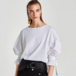 ザラ(ZARA)の【タグ付き新品】ザラ  バックル付きスリーブ トップス M(シャツ/ブラウス(長袖/七分))