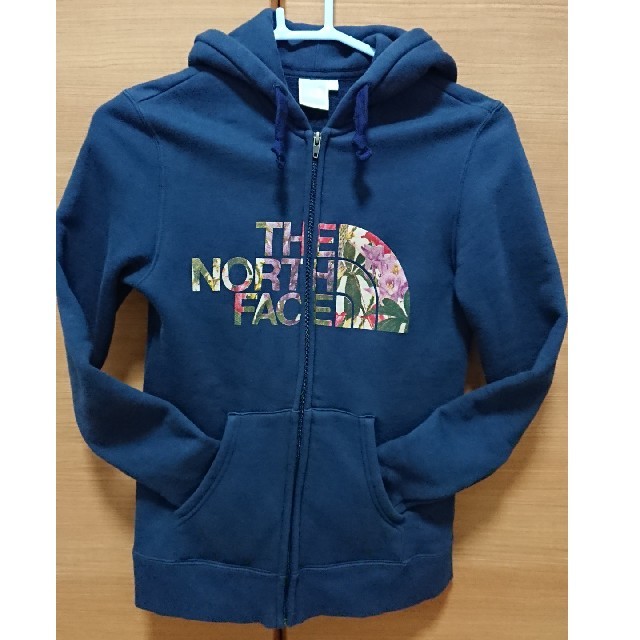 THE NORTH FACE(ザノースフェイス)のノースフェイス☆パーカー☆花柄ロゴ レディースのトップス(パーカー)の商品写真