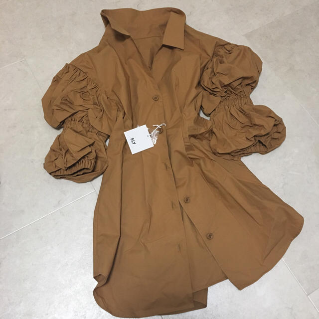 SLY(スライ)の新品・訳あり SLY スライ DUMPLING SLEEVE TUNIC シャツ レディースのトップス(シャツ/ブラウス(長袖/七分))の商品写真