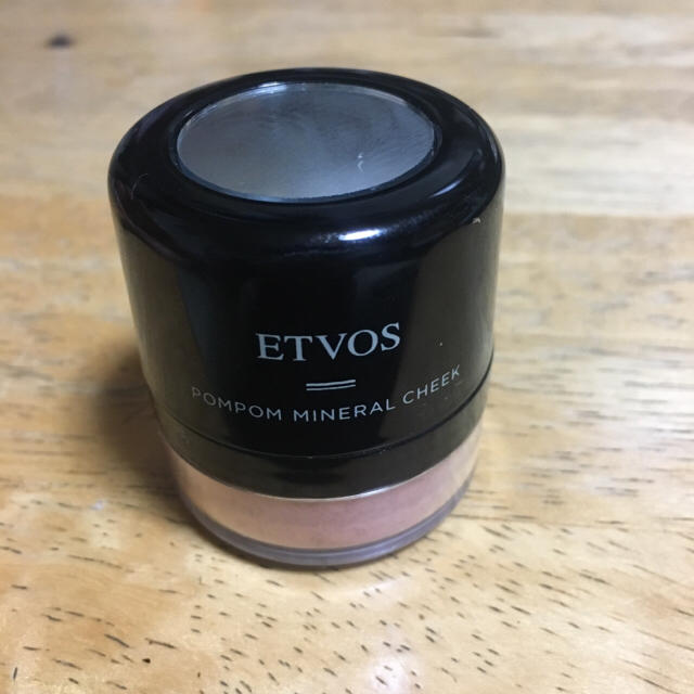 ETVOS(エトヴォス)のハニーサックル ポンポンミネラルチーク コスメ/美容のベースメイク/化粧品(チーク)の商品写真