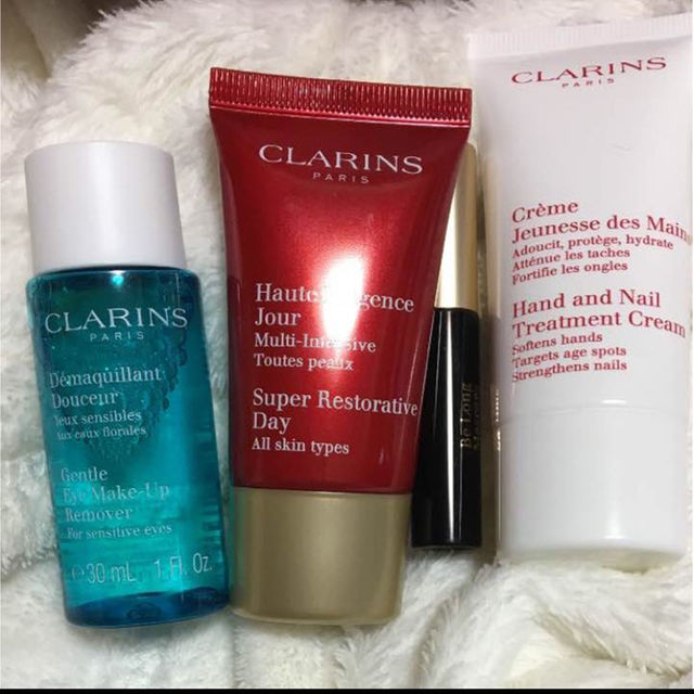 CLARINS(クラランス)の新品未使用 クラランス ポーチ&トライアルコスメセット コスメ/美容のスキンケア/基礎化粧品(乳液/ミルク)の商品写真