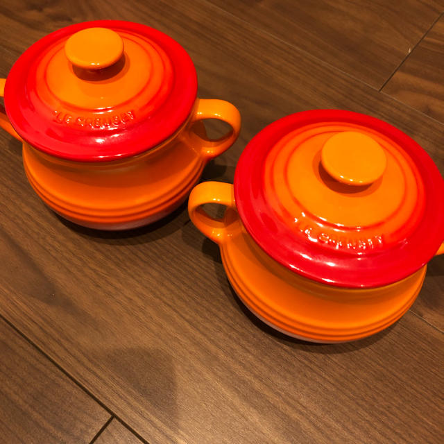 LE CREUSET(ルクルーゼ)の送料込 ルクルーゼ  新品 スープボール ストーンウェア オレンジ 2個セット インテリア/住まい/日用品のキッチン/食器(食器)の商品写真