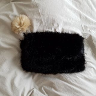 ザラ(ZARA)のZARA　accessories クラッチバッグ　フェイクファー　black(クラッチバッグ)