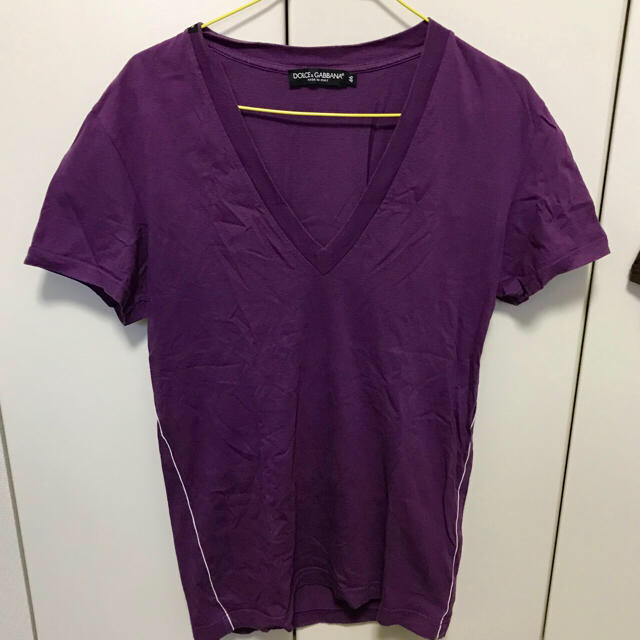 DOLCE&GABBANA(ドルチェアンドガッバーナ)のドルチェ＆ガッバーナ ＶネックＴシャツ 紫 Dolce & Gabbana メンズのトップス(Tシャツ/カットソー(半袖/袖なし))の商品写真