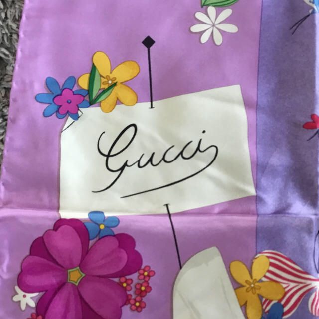 Gucci(グッチ)の複数割★GUCCIスカーフ 紫 花柄 レディースのファッション小物(バンダナ/スカーフ)の商品写真