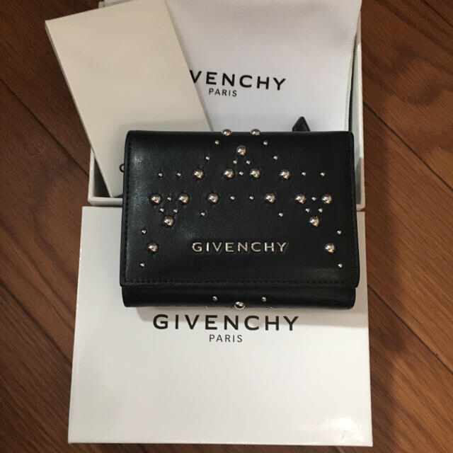 GIVENCHY - 今日だけ値下げ！ジバンシィ ジバンシー 三つ折り ミニ財布 財布 偉大な