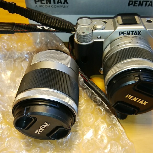 PENTAX(ペンタックス)の週末値下！　PENTAX（ペンタックス）Q10 Wズームキット スマホ/家電/カメラのカメラ(ミラーレス一眼)の商品写真