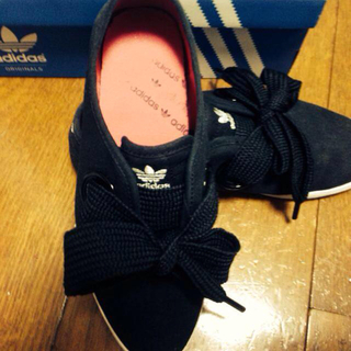 アディダス(adidas)のスニーカー(スニーカー)