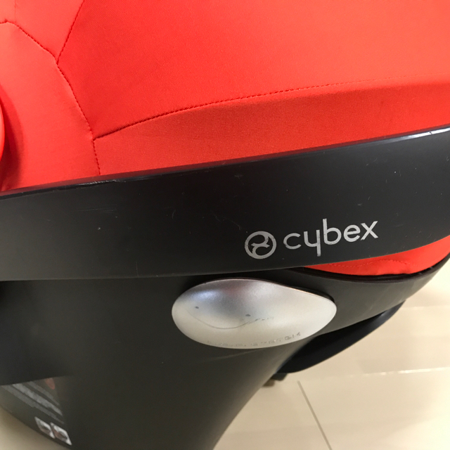 cybex(サイベックス)のサイベックス エイトンQ ベビーシート＋エアバギーアダプター【送料込み！】 キッズ/ベビー/マタニティの外出/移動用品(自動車用チャイルドシート本体)の商品写真