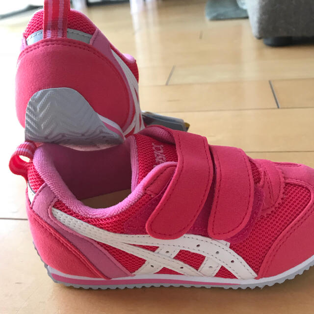 asics(アシックス)のアシックス 15.5cm キッズ/ベビー/マタニティのキッズ靴/シューズ(15cm~)(スニーカー)の商品写真