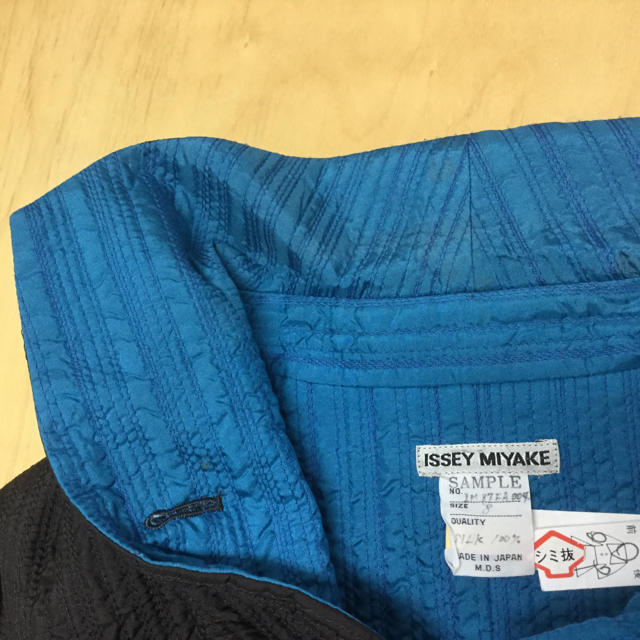 ISSEY MIYAKE(イッセイミヤケ)のイッセイ ミヤケ シルク キルティング コート レディースのジャケット/アウター(ロングコート)の商品写真