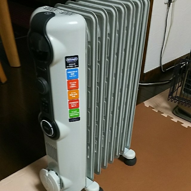 DeLonghi(デロンギ)のﾃﾞﾛﾝｷﾞ ｵｲﾙﾋｰﾀｰ スマホ/家電/カメラの冷暖房/空調(オイルヒーター)の商品写真