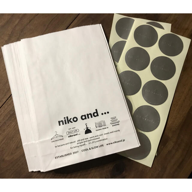 niko and...(ニコアンド)の送料込み！非売品！Niko and…ラッピング紙袋＆シール スマホ/家電/カメラのスマホアクセサリー(iPhoneケース)の商品写真