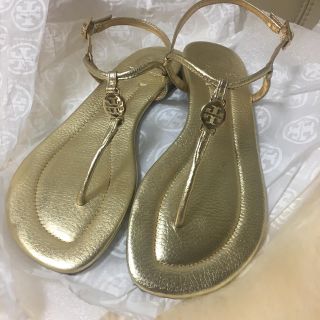 トリーバーチ(Tory Burch)の【新品☆美品】トリーバーチ新品トングサンダル US7.5 ゴールド色(サンダル)