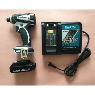 マキタ(Makita)の新同★マキタ インパクトドライバー 18V★バッテリー、充電器＋おまけ付き(工具/メンテナンス)