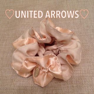 ユナイテッドアローズ(UNITED ARROWS)のベージュサテンのシュシュ♡(ヘアゴム/シュシュ)