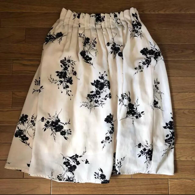 ARROW(アロー)の花柄スカート レディースのスカート(ひざ丈スカート)の商品写真