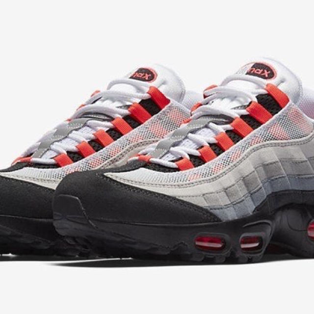 NIKE(ナイキ)の29 NIKE AIR MAX 95 solar red エアマックス95  メンズの靴/シューズ(スニーカー)の商品写真