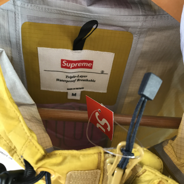 Supreme(シュプリーム)のSupreme 18SS Taped Seam Jacket GOLD納品書 メンズのジャケット/アウター(ナイロンジャケット)の商品写真