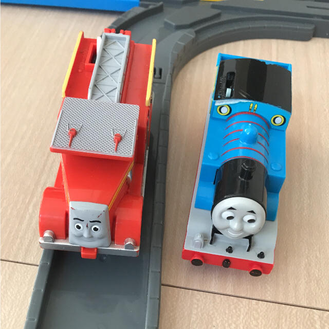 Takara Tomy - プラレール トーマス いっしょに走ろう!消防車 Takara Tomy - プラレール トーマス いっしょに走ろう!消防車