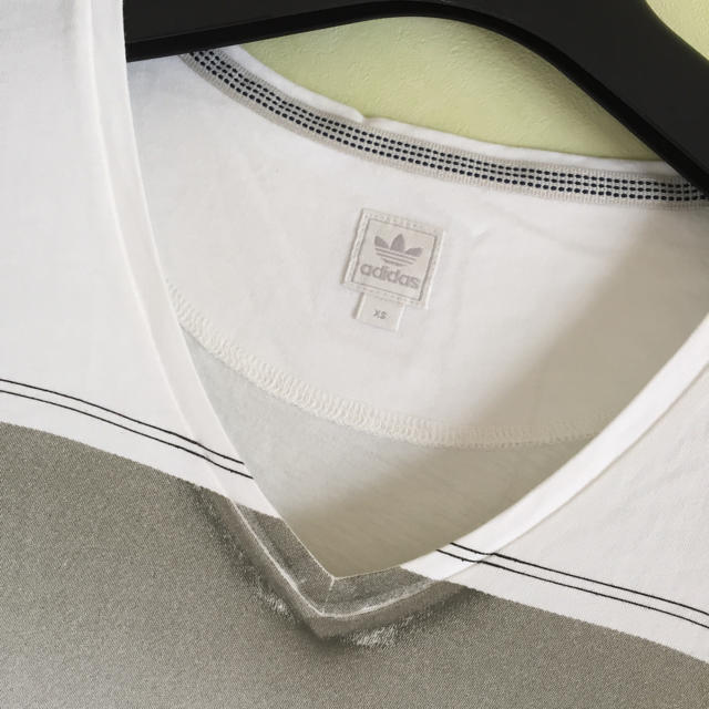 adidas(アディダス)のM-13 アディダス プリントVネック Tシャツ メンズのトップス(Tシャツ/カットソー(半袖/袖なし))の商品写真