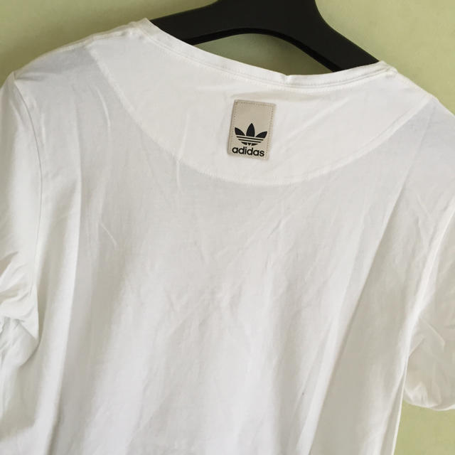 adidas(アディダス)のM-13 アディダス プリントVネック Tシャツ メンズのトップス(Tシャツ/カットソー(半袖/袖なし))の商品写真