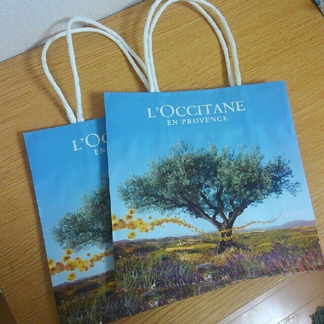 L'OCCITANE(ロクシタン)のロクシタン紙袋2枚セットリップ付き レディースのバッグ(ショップ袋)の商品写真