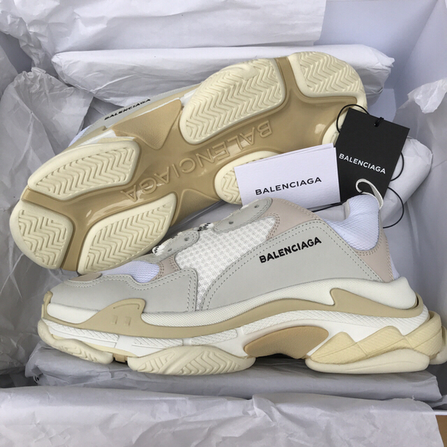 Balenciaga(バレンシアガ)の正規品 サイズ44 BALENCIAGA triple s トリプルS 白 メンズの靴/シューズ(スニーカー)の商品写真