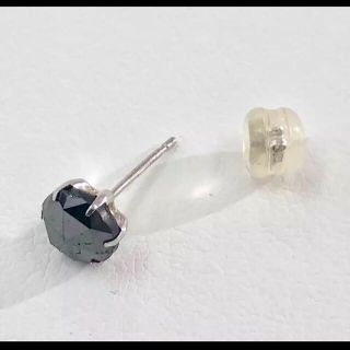 専用ページ 片耳用 本物 Pt900 ブラックダイヤ ピアス 1カラットの通販
