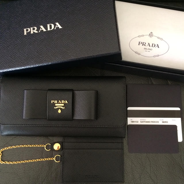 黒リボン　PRADA　プラダ　ウォレット　サフィアーノ　レザー　本革　ブラック