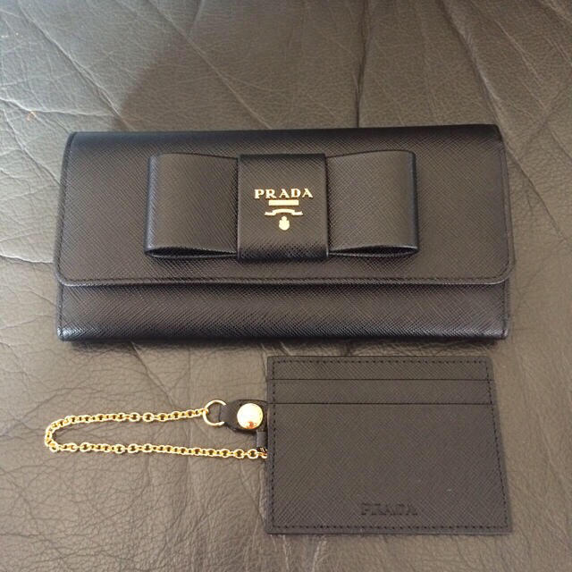 PRADA(プラダ)の新品未使用 プラダ リボン財布 ウォレット バッグ ブラック 黒 サフィアーノ レディースのファッション小物(財布)の商品写真