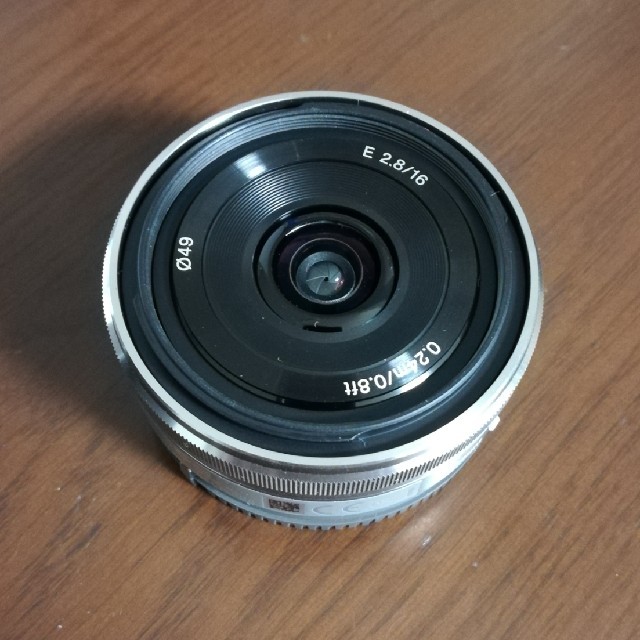 SONY(ソニー)のSONY 単焦点レンズ E 16mm F2.8 Eマウント用 SEL16F28 スマホ/家電/カメラのカメラ(レンズ(単焦点))の商品写真
