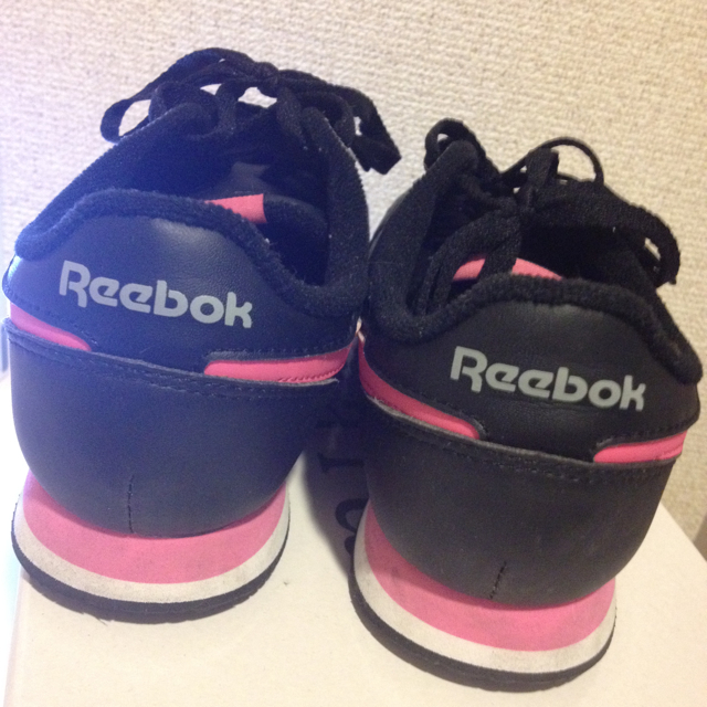 Reebok(リーボック)のリーボック★黒ピンクスニーカー23.5 レディースの靴/シューズ(スニーカー)の商品写真