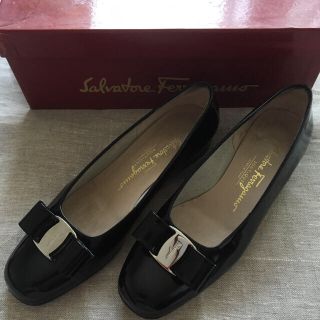 サルヴァトーレフェラガモ(Salvatore Ferragamo)のフェラガモ  ヴァラ  黒 7C(ハイヒール/パンプス)