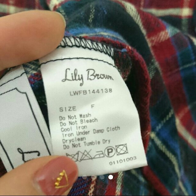 Lily Brown(リリーブラウン)の【ムーミン様23日までお取り置き】Lilybrown 抜き襟チェックシャツ レディースのトップス(シャツ/ブラウス(長袖/七分))の商品写真