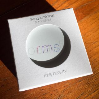 コスメキッチン(Cosme Kitchen)のrms beauty ルミナイザー 5ml【新品・未開封品】(フェイスカラー)