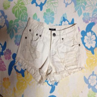 トライバル(TRIBAL)のWhiteショーパン♪(ショートパンツ)