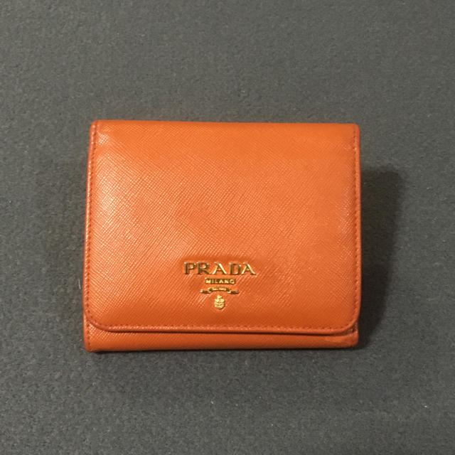 PRADA(プラダ)のプラダ コンパクト 財布 オレンジ 国内正規品 レディースのファッション小物(財布)の商品写真