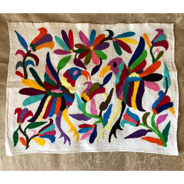エルメスで話題に！カラフルなテナンゴ刺繍 オトミ族の作る、タペストリー | フリマアプリ ラクマ