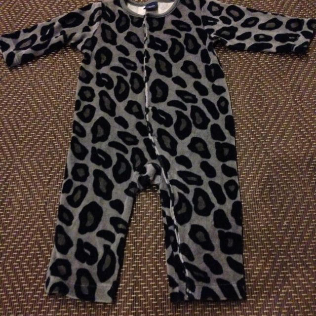 babyGAP(ベビーギャップ)のGAP☻ベロア豹柄カバーオール70 キッズ/ベビー/マタニティのベビー服(~85cm)(カバーオール)の商品写真